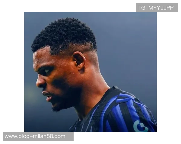 邓弗里斯时隔三个月重返国米合练完成部分训练恢复状态 邓弗里斯时隔三个月重返国米合练完成部分训练恢复状态