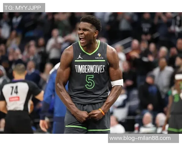 爱德华兹首节爆发拿下13分半场表现稳健三分球命中率高达40